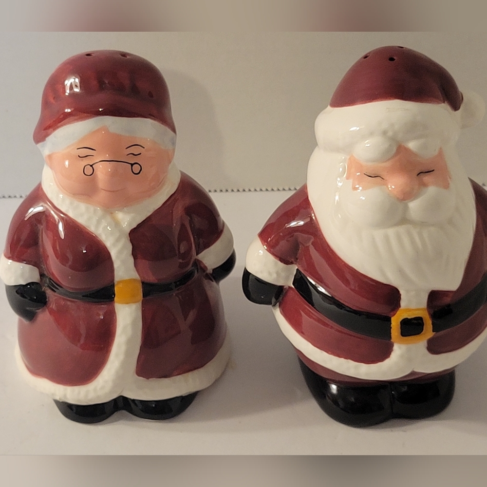Vintage Mr. And Mrs. Santa Claus Salt and Pepper Set ❤️ A5
